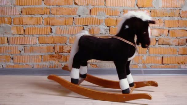 Pequeno cavalo de brinquedo oscila — Vídeo de Stock