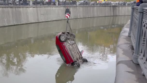 Grúa eleva coche desde el agua — Vídeos de Stock