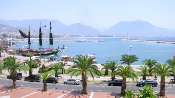 Voitures près du port d'Alania — Video