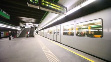 Tren kalkıyor metro istasyonu