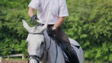 Jokey oturur ve sırtında yatıyor