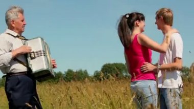 Büyük babam akordeon çalar