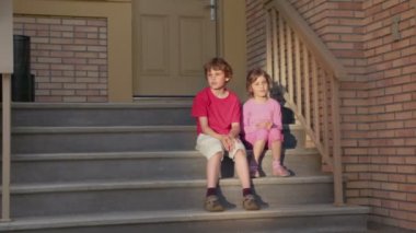 İki çocuk sundurma oturmak