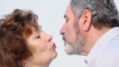 Üst düzey erkek ve kadın öpücük