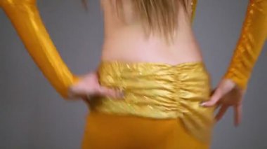 Genç elbise dansları modelinde