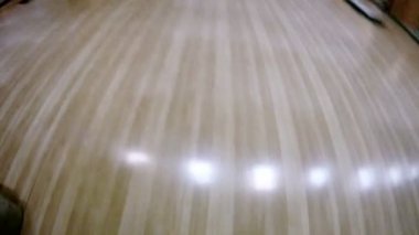 Adam bowling saldırısında kurtulmak