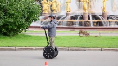 Genç çocuk segway üzerinde sürmek