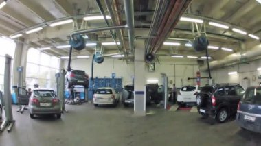 Araba Servis Merkezi garajda standı