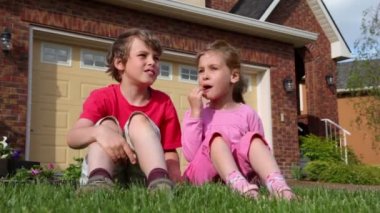 Küçük kız çocuk yemek