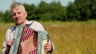 Büyük babam akordeon çalar