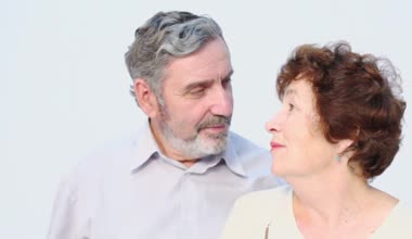 Üst düzey iki fotoğraf üstünde hareket eden telefon