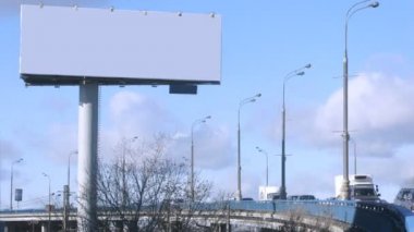 Üçüncü taşıma halkası üzerinde büyük Pano