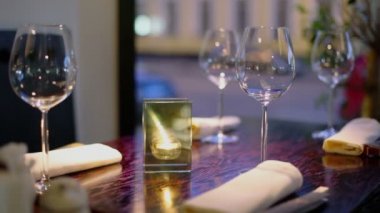 Gözlük ve yemek çubukları ile tablo