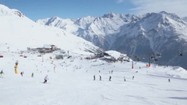 İnsanlar Kayak ve snowboard binmek