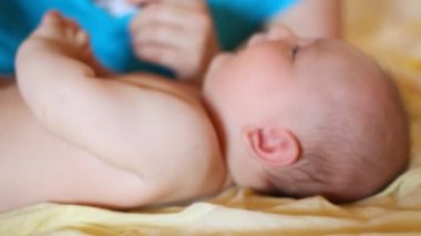 Küçük çocuk arkasında yatan