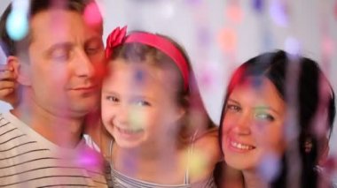 Anne ve baba kızını kucaklıyor