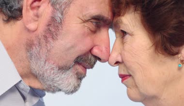 Yaşlı çift başlarını bağlanmak