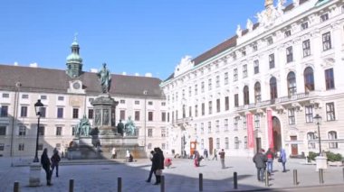 Hofburg Sarayı ve anıt