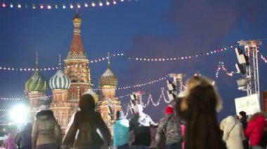 Birçok kişi paten üzerinde binmek