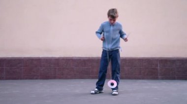 Çocuk oyuncak çember ile