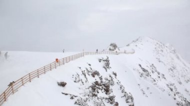 İnsanlar üzerinde kayak gidin