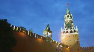 Kremlin duvarı Tsarskaja Kulesi ile
