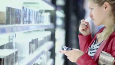 Genç kadın parfüm seçer