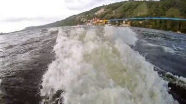 Nehirde su kayakçı gider