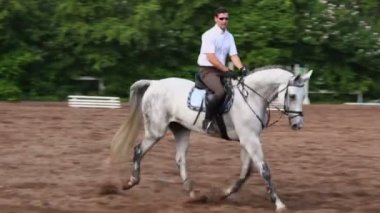 Süvari sırtında rides