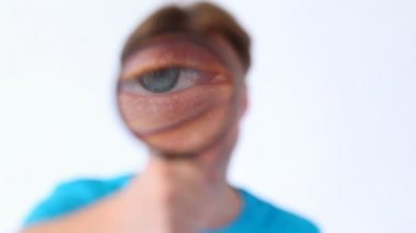 Adam Büyüteç Camı tutan