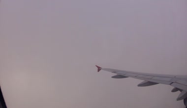 Bulutlar üzerinde uçak uçar