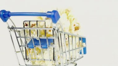 Minyatür metal sepeti patlamış mısır ile