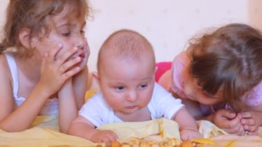 İki küçük kız ve bebek