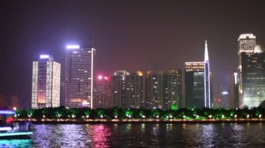 Gece nehir ve şehir panoraması