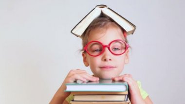 Kafasında kitapla küçük kız