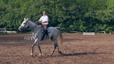 Süvari sırtında rides