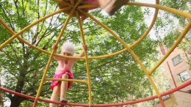 Küçük kızlar tırmanmaya merdivenler