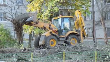 Ekskavatör binmek tahta parçası ile