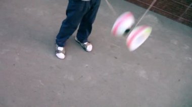 Çocuk diabolo oyuncakla oynar