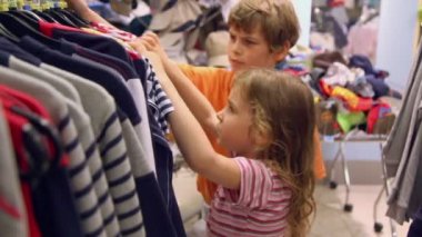 İki çocuk gömlek elbise dükkanı izle
