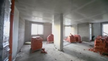 Boru ve kırmızı tuğla yığını