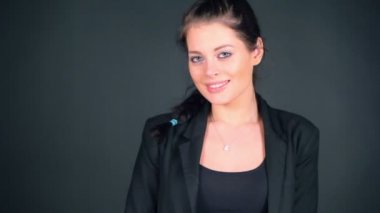 Güzel genç esmer kız.