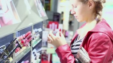 Genç kadın ruj seçer