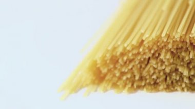 Kuru sarı pişmemiş makarna