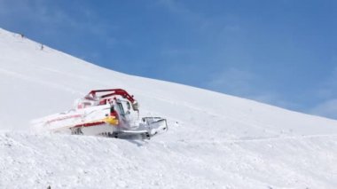 Kar temizleme aracı kar dağ yolu üzerinde temizler