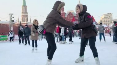 Kış coats üzerinde paten kız