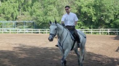 Jokey at sırtında rides