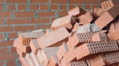 Kırmızı tuğla yığını duvarının yakınında