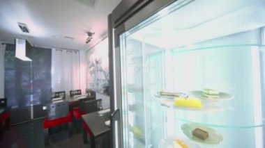 Plakaları vitrin kafede, kek