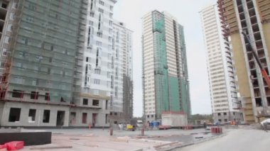 Kamyon ve inşaat sahasında işçiler